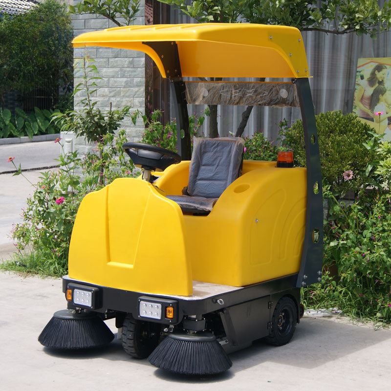 Driving type sweeping car/1400D sweeping water spray vacuum combined sweeping car/community garbage leaf sweeping machine